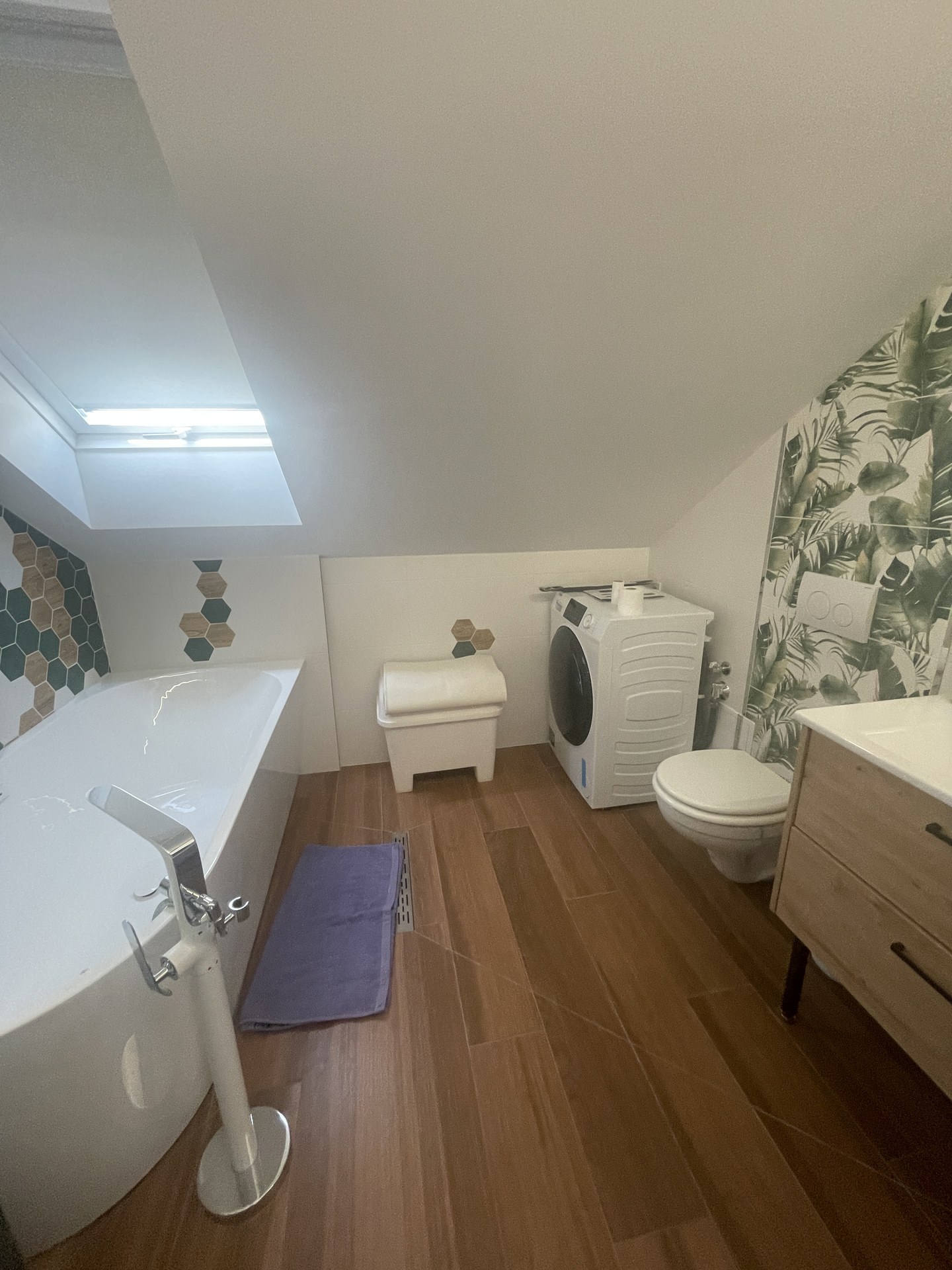 Bella Vita Home teljes fürdőszobája káddal